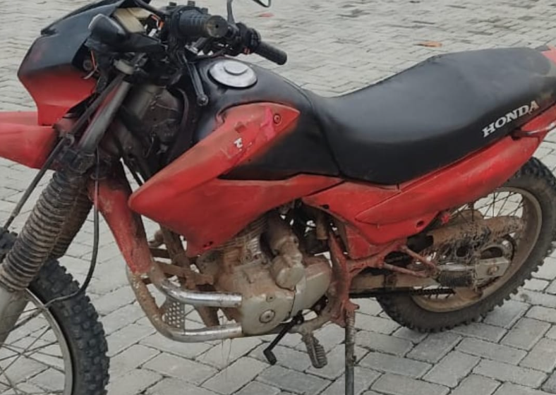 Moto usada em assalto à relojoaria é encontrada abandonada na Rua dos Ferroviários em Tubarão