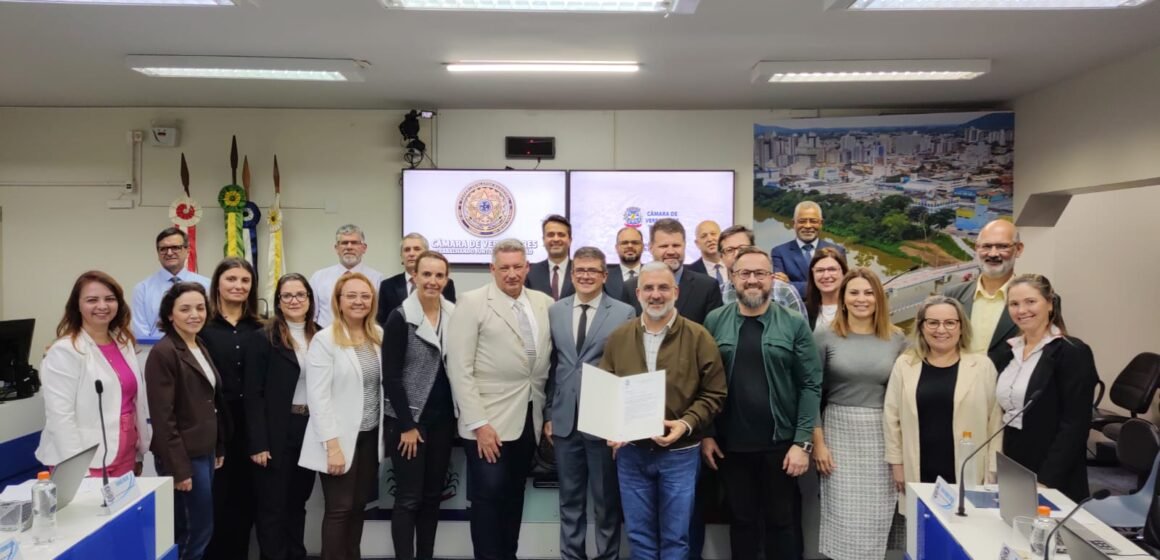 Colégio Dehon é homenageado na Câmara de Vereadores de Tubarão por ter recebido dois prêmios internacionais