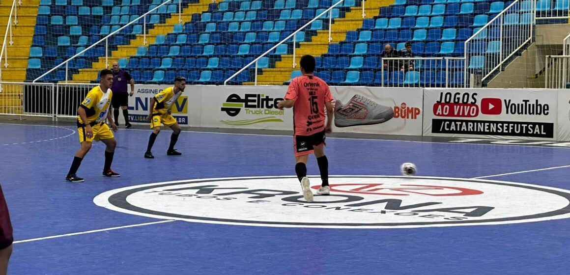 Tubarão Futsal vence na estreia do regional do JASC