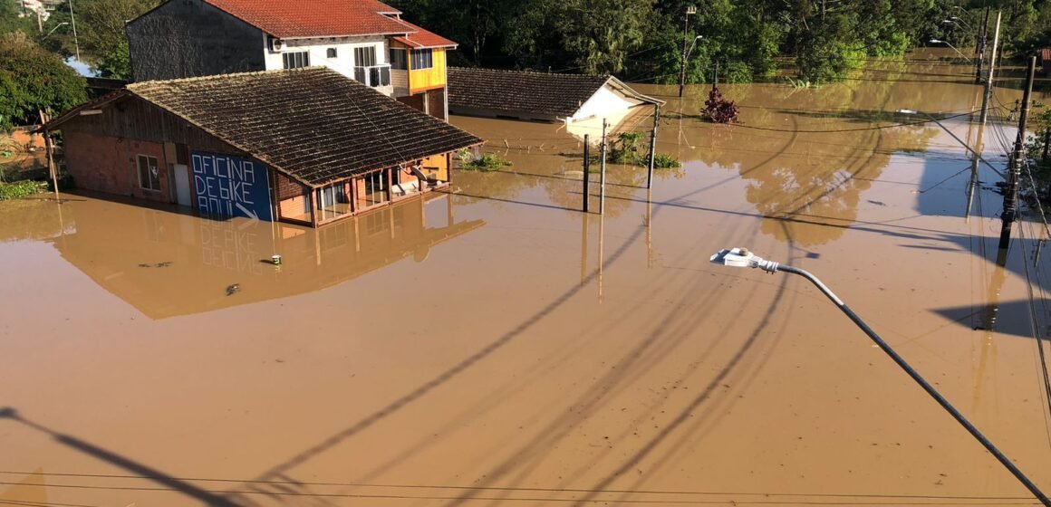 Governador Jorginho Mello determina abertura de comporta de barragem após apelo de prefeito de Taió