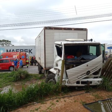 Caminhão colide em trem em Laguna Caminhão colide em trem em Laguna