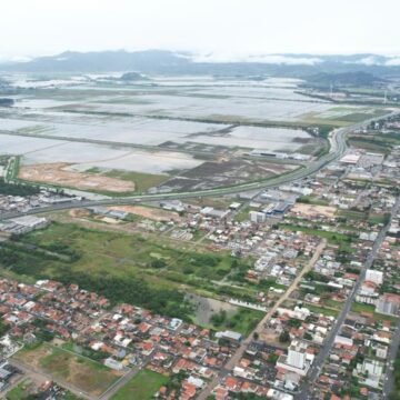 Moradores recebem orientações da Defesa Civil sobre retorno às casas atingidas por alagamentos