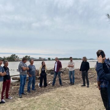 Pesca artesanal colaborativa entre humanos e botos no sul do Brasil é tema de seminário em Laguna 