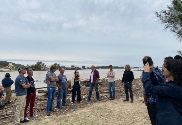 Pesca artesanal colaborativa entre humanos e botos no sul do Brasil é tema de seminário em Laguna 