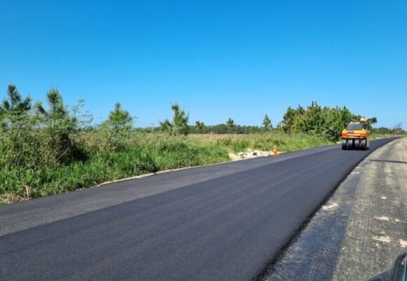 Laguna: Trecho final de pavimentação asfáltica da Praia do Sol é iniciado