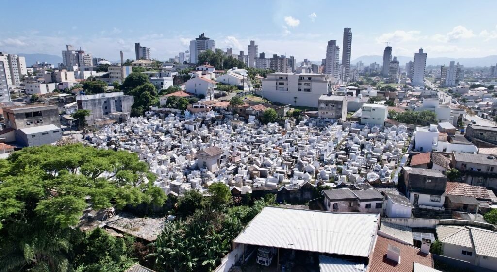 Cemitérios são preparados para o Dia de Finados