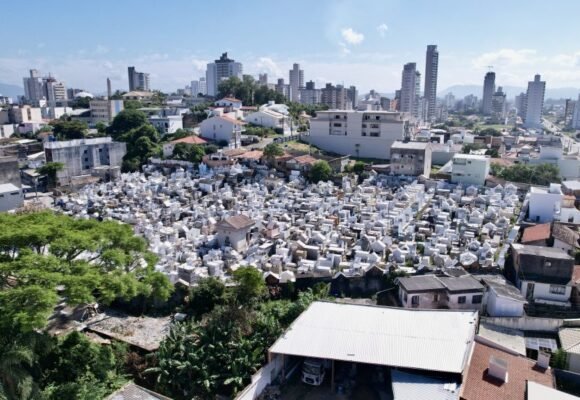 Cemitérios são preparados para o Dia de Finados