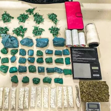 Polícia flagra duas mulheres, um homem e um adolescente embalando drogas