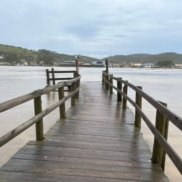Travessia da balsa, em Laguna, está liberada neste domingo (08)