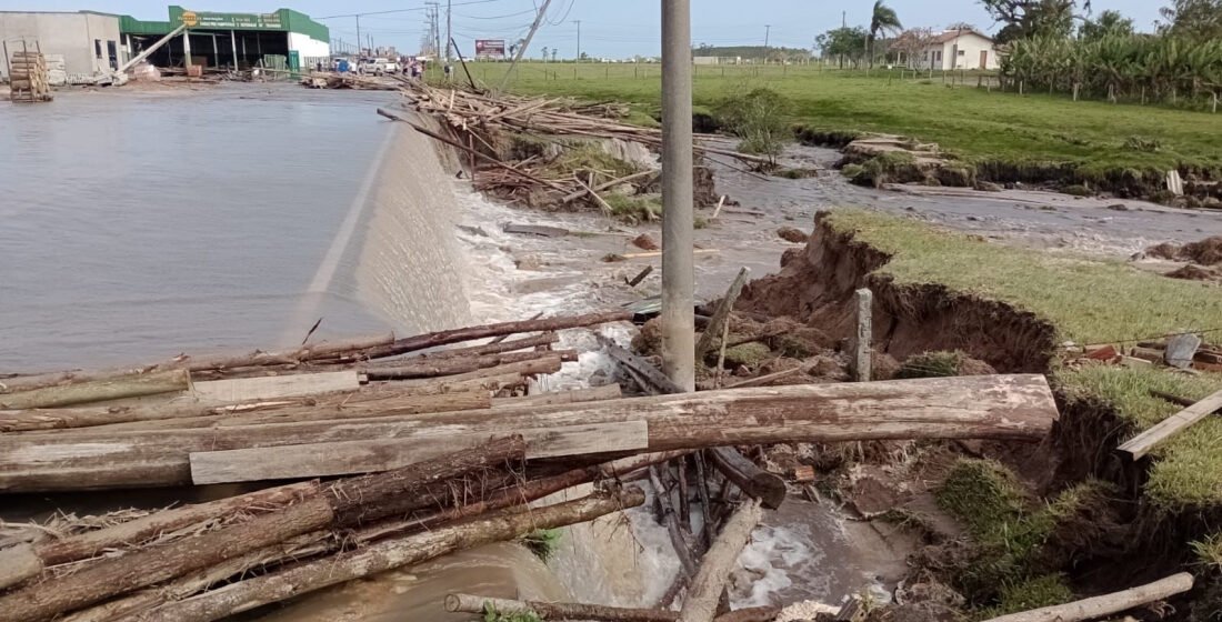 Ruas e casas ficam alagadas após rompimento de dique de areia em Jaguaruna