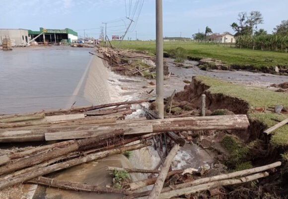 Ruas e casas ficam alagadas após rompimento de dique de areia em Jaguaruna