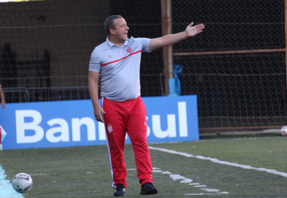 Hercílio Luz comunica demissão do diretor de futebol, do técnico e de todos os integrantes da comissão técnica