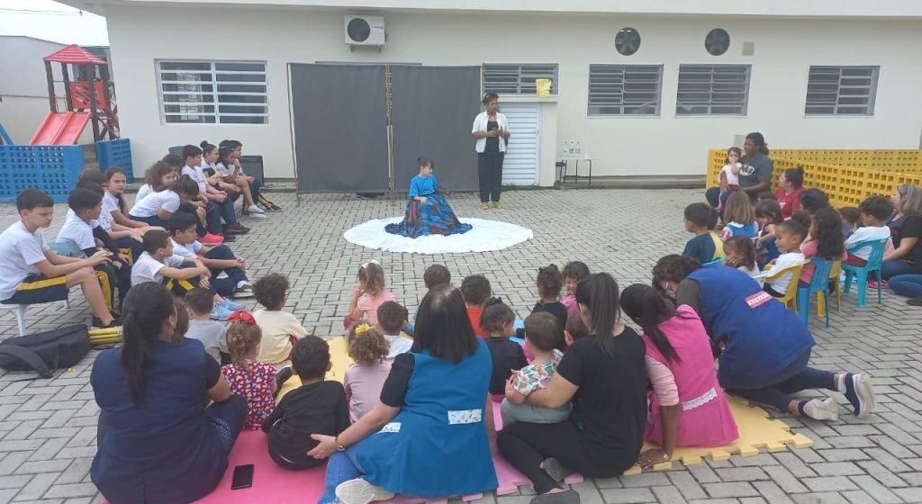 Atividades despertam olhar de crianças de CEI para a cultura afro-brasileira, em Capivari de Baixo
