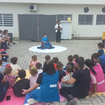 Atividades despertam olhar de crianças de CEI para a cultura afro-brasileira, em Capivari de Baixo Atividades despertam olhar de crianças de CEI para a cultura afro-brasileira, em Capivari de Baixo