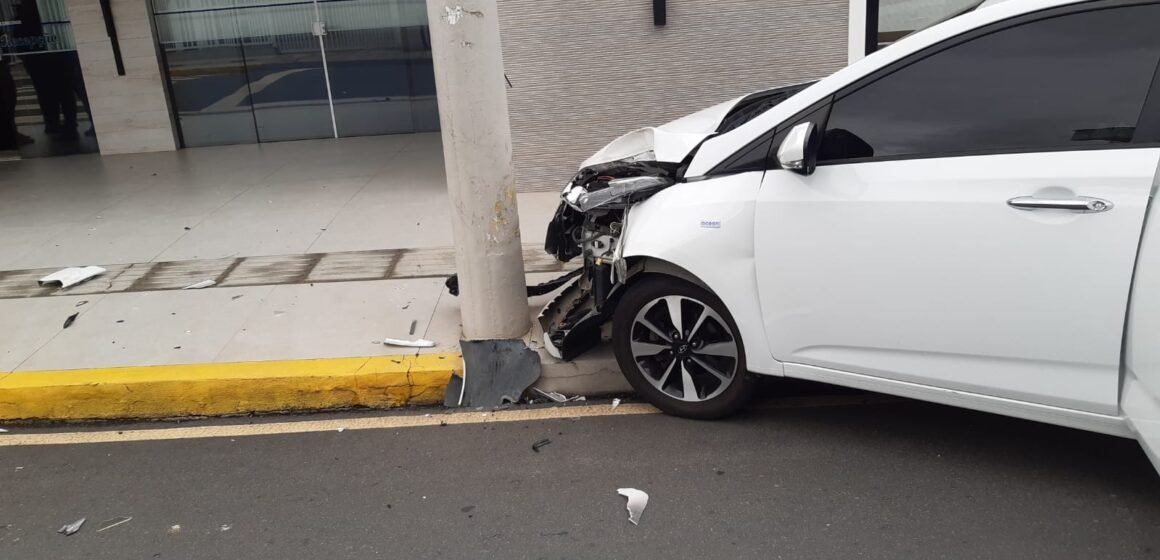 Mulher perde o controle da direção e bate em poste após colidir contra carro