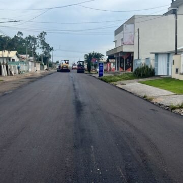 Rua dos Ferroviários recebe pavimentação asfáltica no último trecho