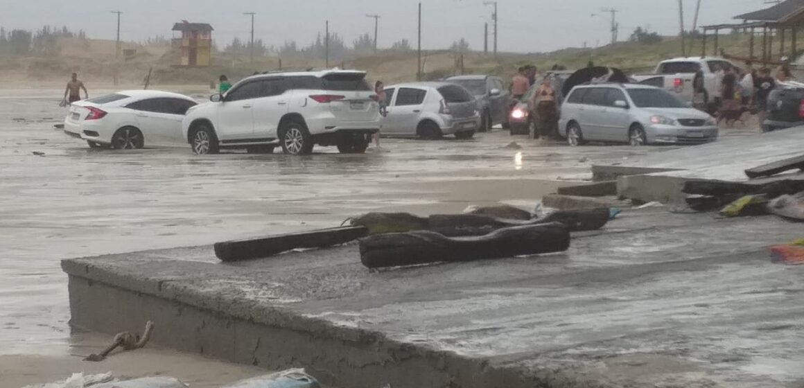 Tsunami meteorológico atinge litoral sul catarinense e arrasta carros em praia de Laguna