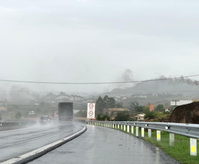 Motoristas devem ter cuidados redobrados ao dirigir com pista molhada