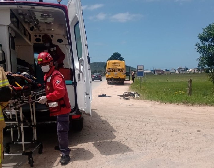 Ciclista fica ferido após colisão com ônibus escolar em Jaguaruna Ciclista fica ferido após colisão com ônibus escolar em Jaguaruna
