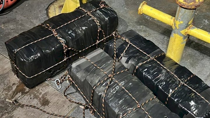 Mergulhadores da Polícia Militar apreendem 130 kg de cocaína em casco de navio Mergulhadores da Polícia Militar apreendem 130 kg de cocaína em casco de navio