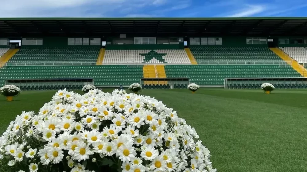 Torcedores homenageiam vítimas do acidente aéreo da Chapecoense na Arena Condá