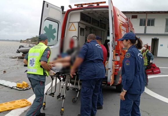 Avô e netos são resgatados na lagoa Santo Antônio dos Anjos após barco virar