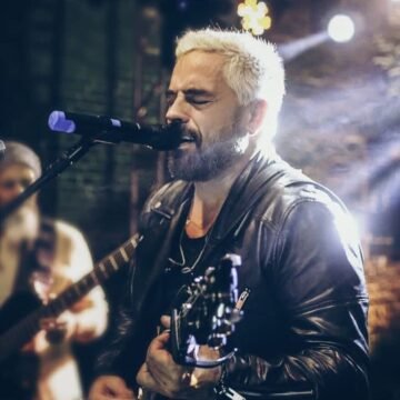 Teto Fernandes comemora 15 anos de carreira com a regravação de “Tribuzana”, sucesso do Dazaranha