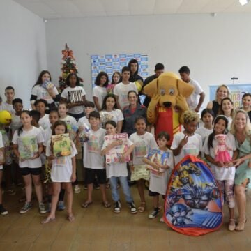 Crianças e adolescentes recebem brinquedos arrecadados pelo 8º Batalhão de Bombeiros Militar