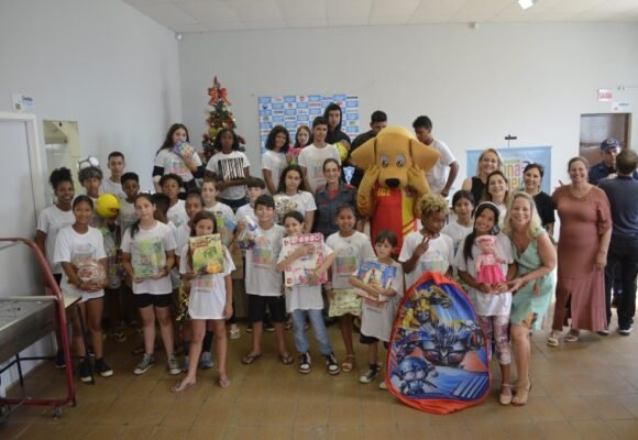 Crianças e adolescentes recebem brinquedos arrecadados pelo 8º Batalhão de Bombeiros Militar