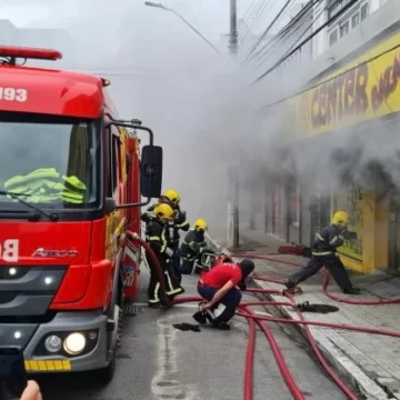 Mercadorias e estoque de loja são destruídos por incêndio em Imbituba