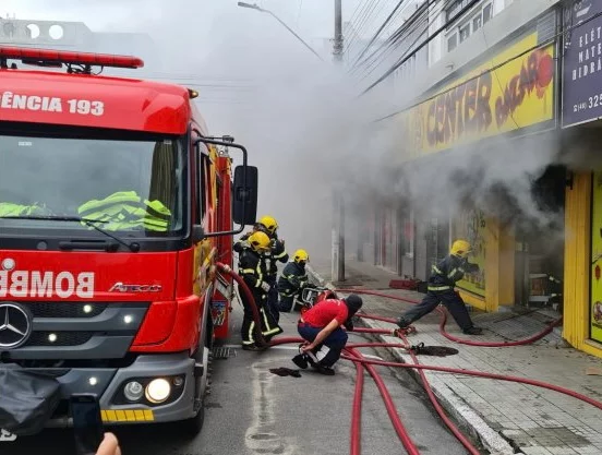 Mercadorias e estoque de loja são destruídos por incêndio em Imbituba