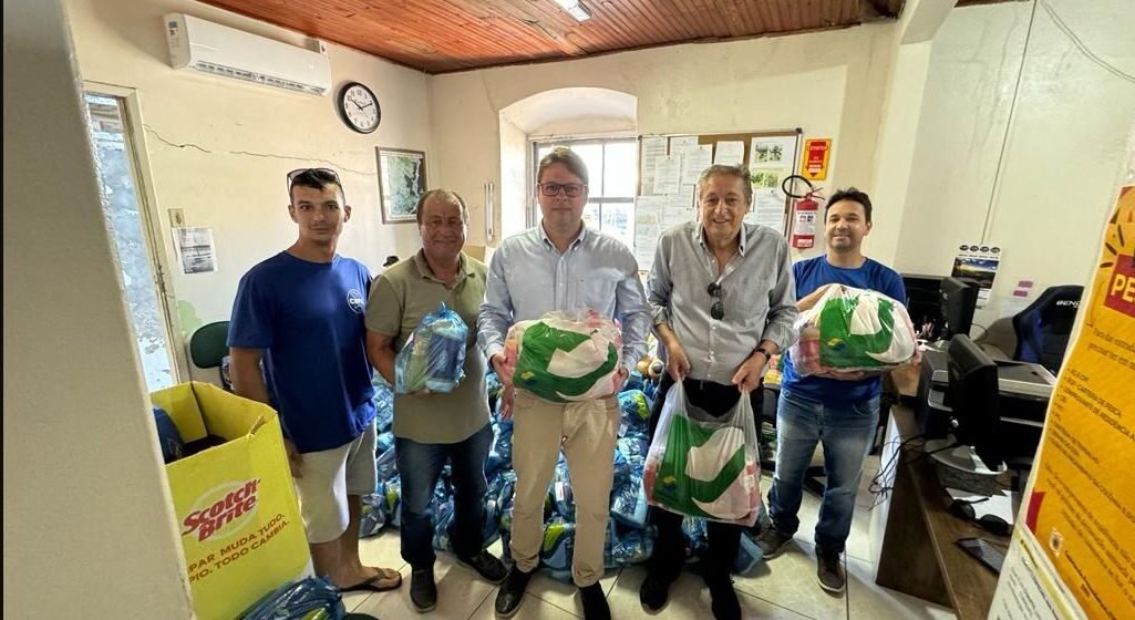 Governo do Estado entrega cestas básicas e kits de limpeza para pescadores da região de Laguna