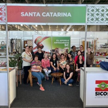 Artesãos catarinenses em feiras nacionais movimentam aproximadamente R$ 300 mil Artesãos catarinenses em feiras nacionais movimentam aproximadamente R$ 300 mil