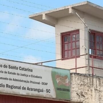 Justiça questiona Estado sobre falta de efetivo em presídio interditado de Araranguá