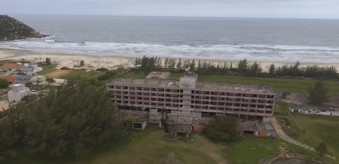 Hotel abandonado da Praia de Itapirubá “desconto”  de R$ 4 milhões em nova tentativa de leilão
