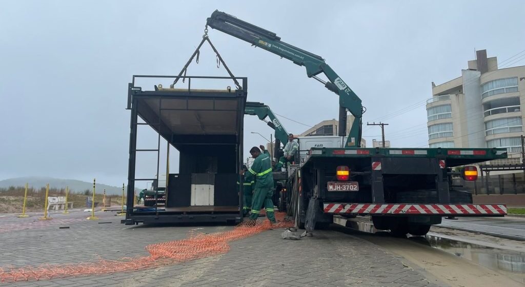 Orla do Mar Grosso, em Laguna, recebe instalação do primeiro quiosque