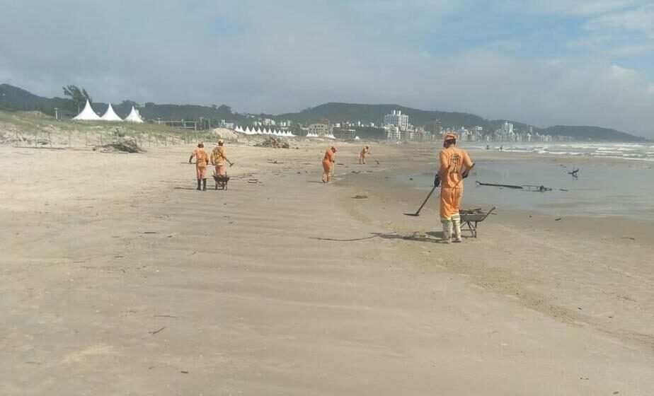 Temporada de verão: limpeza nas praias de Laguna é intensificada