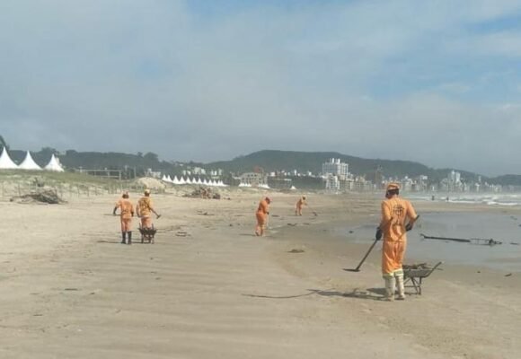 Temporada de verão: limpeza nas praias de Laguna é intensificada