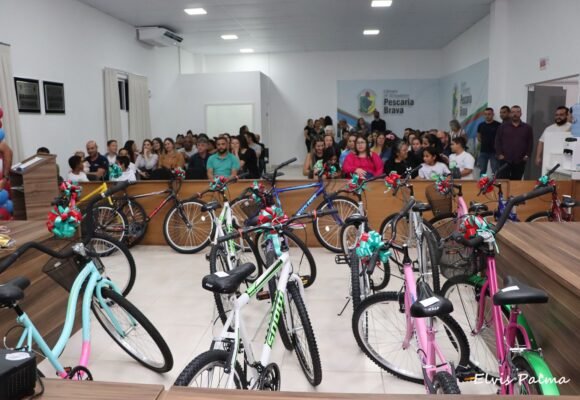 Estudantes de Pescaria Brava recebem bicicletas como premiação no simulado do Saeb