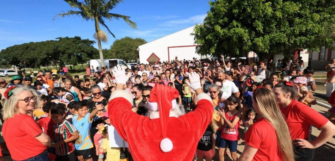 Trem de Natal: comitiva com o Papai Noel ferroviário reúne mais de 30 mil pessoas na região