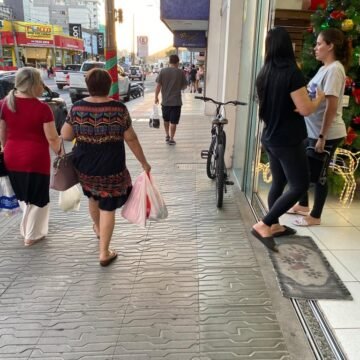 Deixou para a véspera? Confira os horários do comércio neste domingo (24) na região Deixou para a véspera? Confira os horários do comércio neste domingo (24) na região