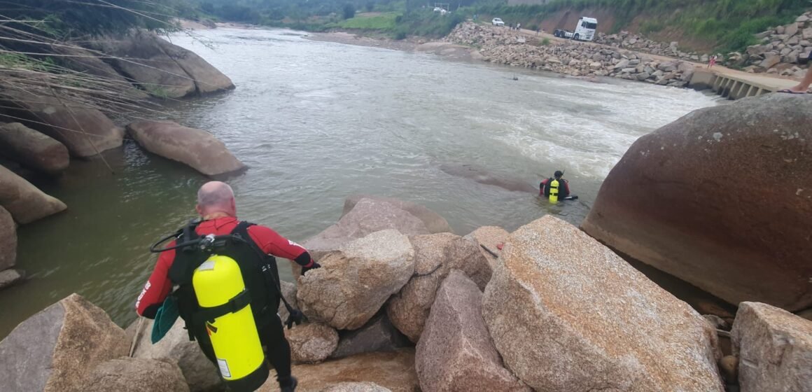 Criança de 4 anos que caiu no rio em Pedras Grandes continua desaparecida