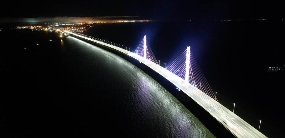 Ponte Anita Garibaldi ganha iluminação especial para receber 2024