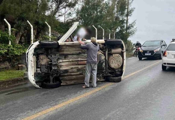 Carro tomba nas curvas do Iró, em Laguna