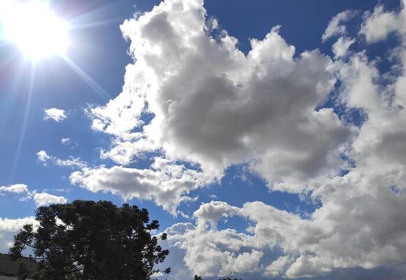 Frente fria chega a Santa Catarina e deve mudar o tempo durante o feriadão