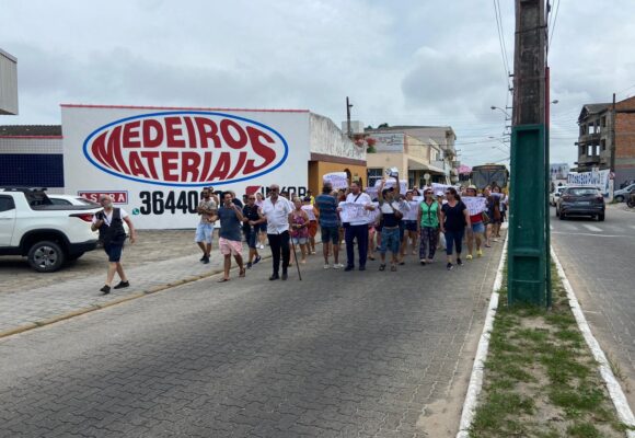 Manifestantes fazem protesto em Laguna para reivindicar volta das linhas de ônibus