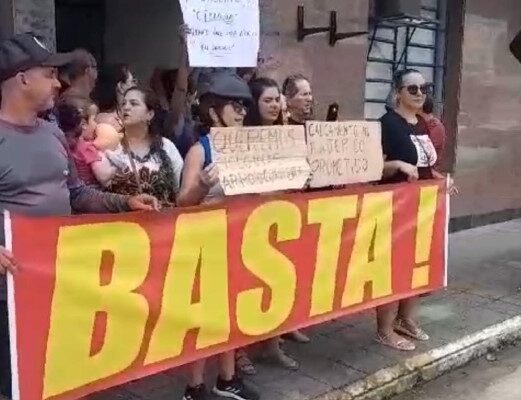 Moradores fazem protesto em frente à prefeitura de Jaguaruna reivindicando melhorias nos bairros
