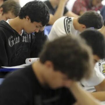 Alunos do ensino médio podem receber até R$ 9,2 mil Alunos do ensino médio podem receber até R$ 9,2 mil