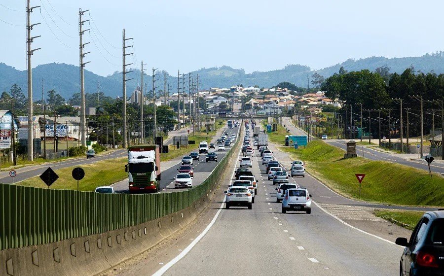 Mais de 2 milhões de veículos passaram pelo trecho Sul da BR-101 no fim do ano, diz CCR ViaCosteira