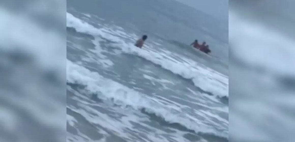 Policiais militares salvam vítima de afogamento na Praia do Rosa, em Imbituba